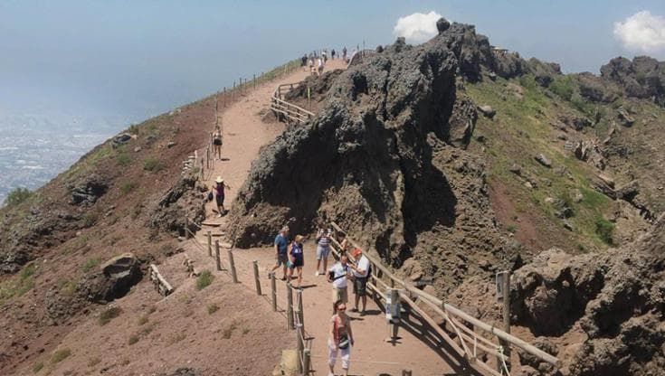 Cratere del Vesuvio, ticket in mano ai bagarini: “Intervenga il ministro”