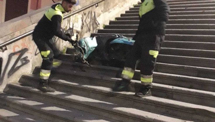 Napoli, rimosso lo scooter che oltraggiava le scale di via Sanfelice