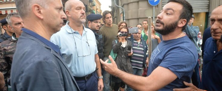 Alluvione a Genova, urla contro il sindaco Doria: "Vai a casa". Bagnasco: "Stato non si nasconda". Renzi: "Pronti due miliardi"