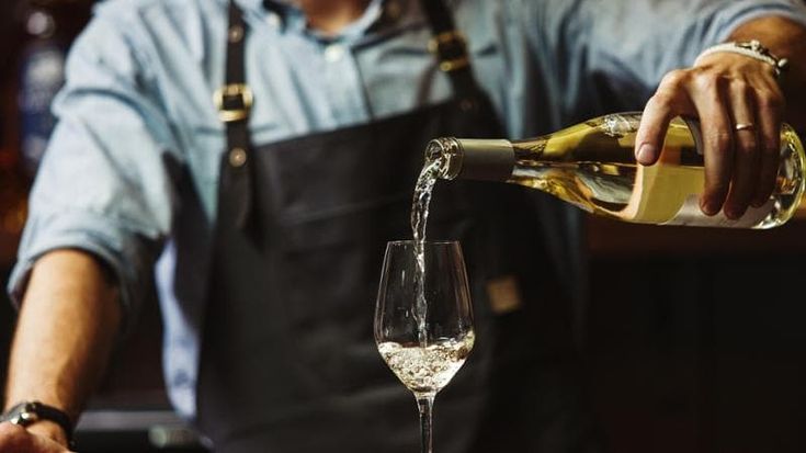 Al ristorante senza vino, è crisi della bottiglia: “Cali del 30 per cento”