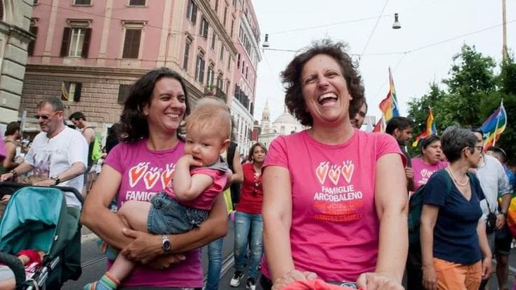 No a madre e padre, sulla carta d’identità ci sarà solo “genitori”