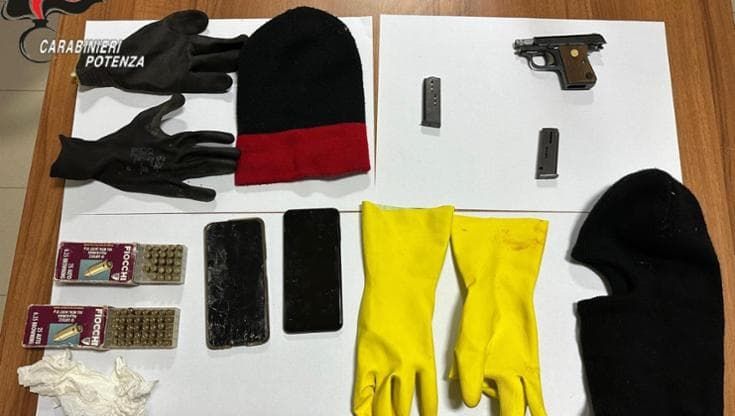 Spara all'ex compagna e tenta la fuga in auto nel Potentino: arrestato. Lei ferita a una spalla