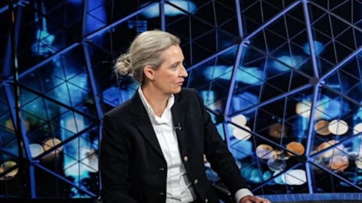 Germania, la leader Afd Weidel contro i servizi: “Spioni della Stasi”. E usa uno slogan nazista