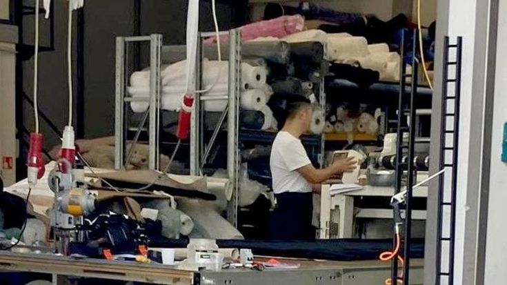 Prato, lavoratori sfruttati in una ditta tessile, scatta l’interdizione per un imprenditore cinese
