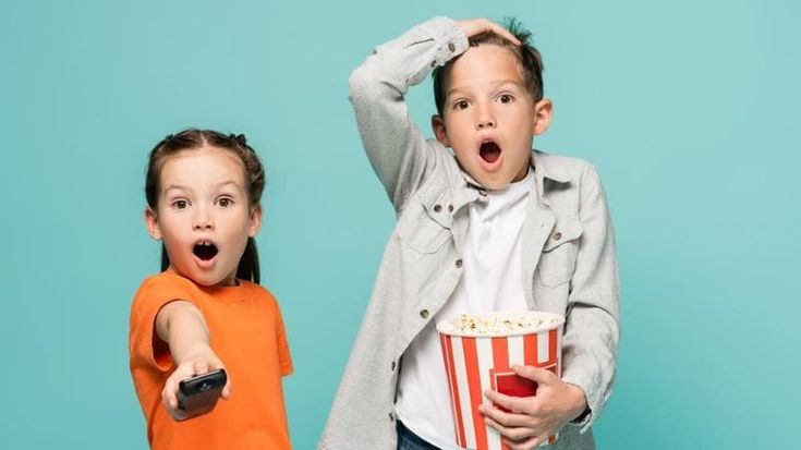 Bambini, se il genitore diventa datore di lavoro: coinvolgere i minori nei social è lavoro minorile
