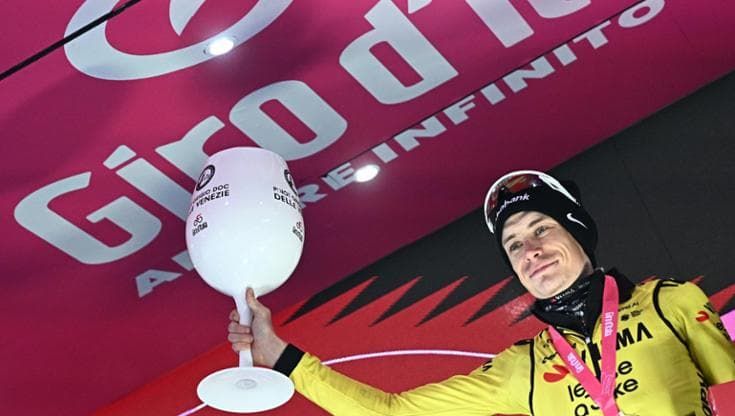 Vingegaard dà una nuova spallata al Giro. Pellizzari va in crisi: “Mal di stomaco”