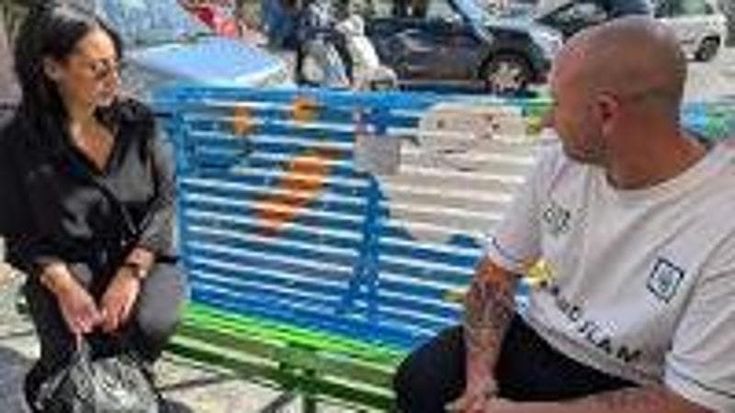 A via Foria una panchina ricorda Samuele, il bambino morto precipitando dal balcone nel 2021