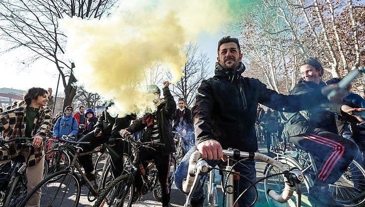 "No all'Esselunga sull'ex Westinghouse": dopo gli scontri al corteo ora la protesta monta in bici
