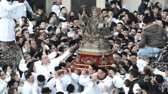 Catania, tensione alla festa di Sant'Agata. Il parroco della cattedrale: "Delinquenti, siete isolati"