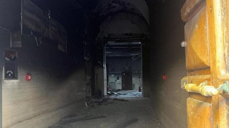 Napoli, incendio nella sede del Comune a via Verdi, distrutto l’androne al piano terra