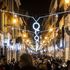 Addobbi, luci e decorazioni in centro. Ma in periferia ancora non è Natale