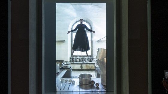 In volo come Santa Teresa: la video perfomance di Marina Abramovic alla Biblioteca Ambrosiana