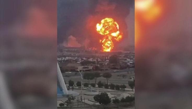 L'attacco dei cacciabombardieri ai depositi di carburante in Yemen