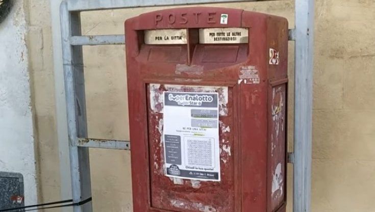 Poste taglia oltre un terzo delle cassette delle lettere. "L'Italia non le usa più" 
