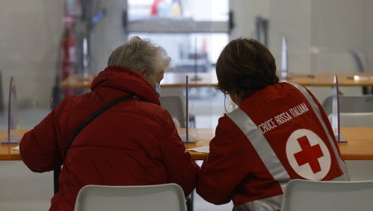Vaccini,  magistrati che saltano la fila. Asl: "Abbiamo confuso Dia con Dna"