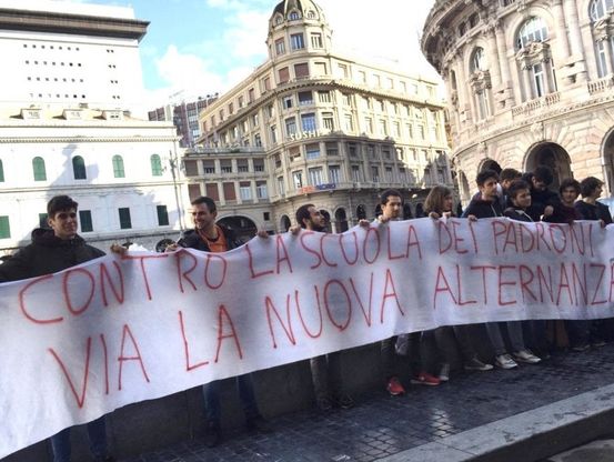 Protesta degli studenti : "Per la scuola più fondi e meno controlli di polizia" 