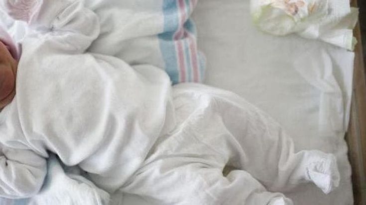 Neonato morto dopo il parto in casa: condannata l’ostetrica a un anno e mezzo per omicidio colposo