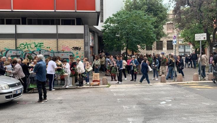 Bari, banchetti di rose per santa Rita in centro: blitz dei vigili urbani e multe agli ambulanti