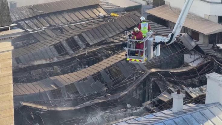 Parigi: incendio al mercato Enfants Rouges, le immagini della struttura distrutta dalle fiamme