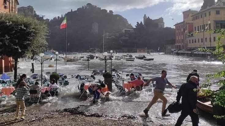 Portofino, le onde invadono la piazzetta Video