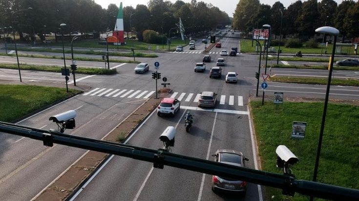 Corsie preferenziali e Ztl, pioggia di multe. Ma è polemica: le foto sono oscurate per la privacy