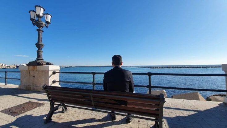 Bari in zona gialla, sul lungomare tornano le panchine. Decaro: "Ripartiamo, ma sempre attenti"