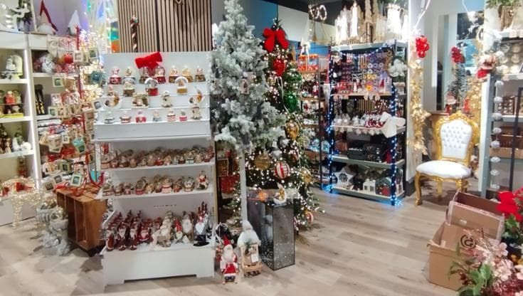I temporary store di Natale a Bari: da luci e addobbi per gli alberi ai gadget solidali di Emergency