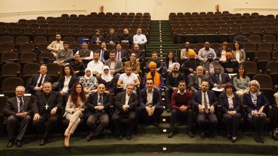 Veli, payot, turbanti e crocifisso. A lezione di italiano 