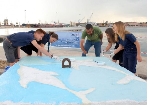Taranto, i delfini colorano il porto<br /><span class="gwt-InlineHTML kpm3-ContentLabel">&egrave; il "Mare sul cemento</span>"