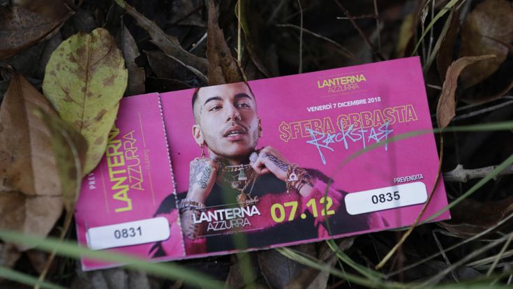 Strage in discoteca. Il doppio show, gli orari e i ritardi: i punti oscuri della notte di Sfera Ebbasta