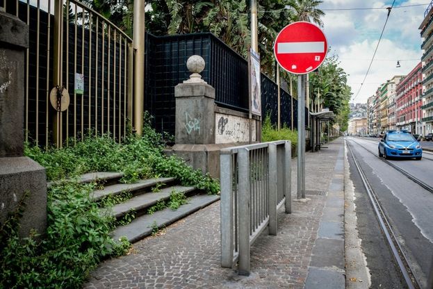 Napoli, riaprono i parchi ma la Villa comunale e le piazze sono invase dalle erbacce