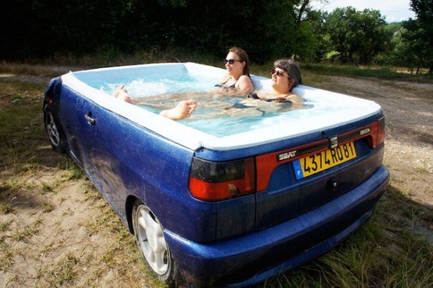A mollo in macchina: la Seat Ibizia diventa una piscina