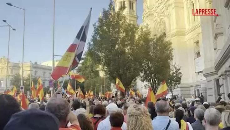 Spagna, migliaia in piazza a Madrid contestano Sánchez su Ceuta. Presenti anche i leader di Pp e Vox