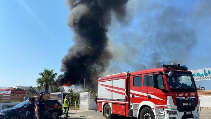 Ferragosto di fuoco a Roma, roghi da Casalotti a Fiumicino: fiamme vicino alle case
