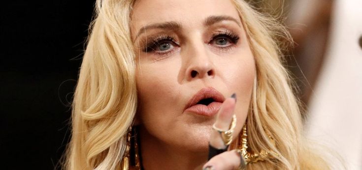 Madonna blocca asta di suoi oggetti, tra cui slip usati