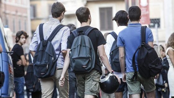 Brindisi, studenti in classe alle 9 per migliorare rendimento. Il preside: "Dormire un'ora in più ha effetti incredibili"
