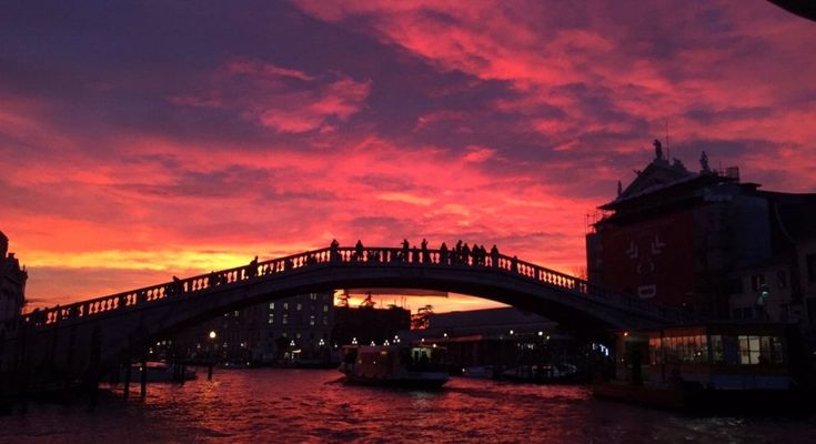 Venezia, il cielo si colora di rosso: il tramonto spettacolare visto dai social