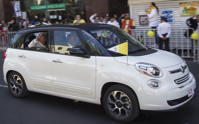 Francesco in Messico, la papamobile è una 500L bicolore