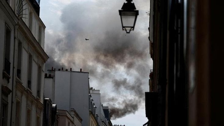 Colonna di fumo nel centro di Parigi: incendio in un palazzo nel cuore della città