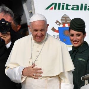 Il Papa in Svizzera: "La vita è drogata tra messaggi e chiamate" 