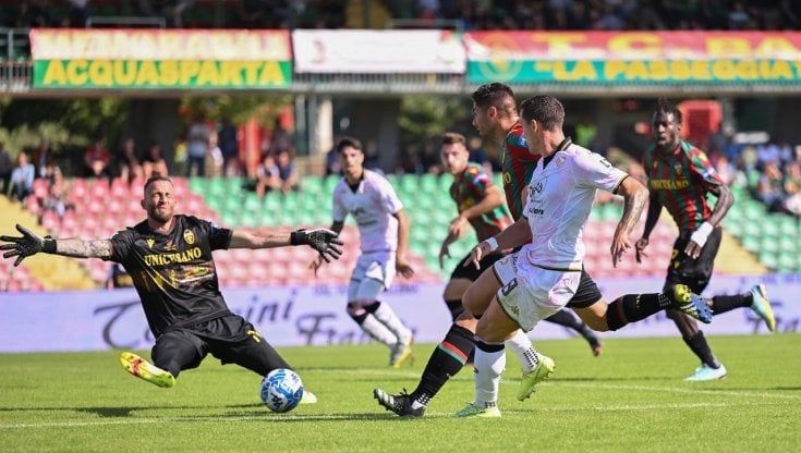 Serie B: il Bari vince a Venezia e continua a volare. In testa anche la Reggina, la Ternana aggancia il Brescia al terzo posto