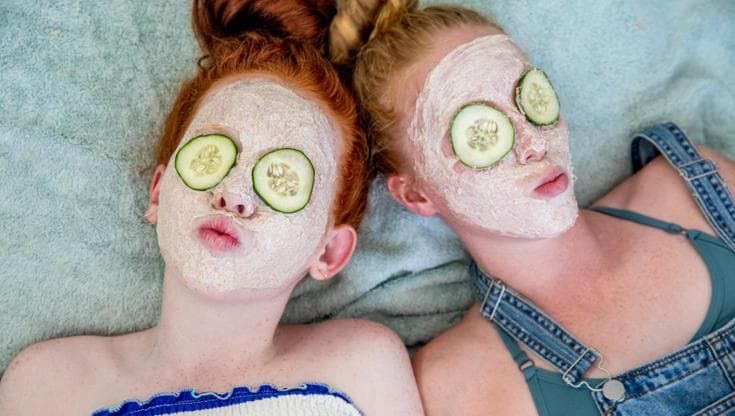 Cosmetici per adulti usati da bambine e adolescenti: ecco i rischi per la pelle