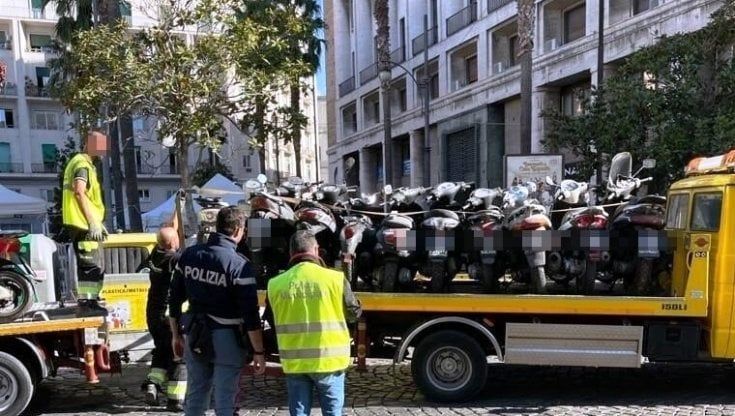 Quartieri Spagnoli: sequestrati 33 motorini senza assicurazione