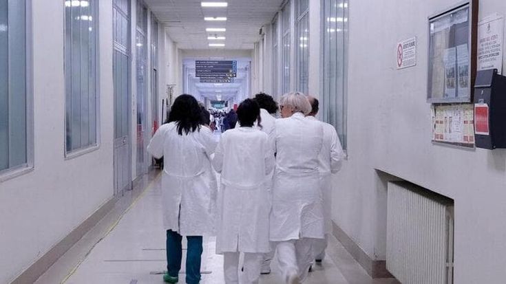 Sanità, in Manovra solo un miliardo per le liste di attesa. Agli extracomunitari chiesto contributo da 2000 euro per accedere al Ssn. Ma l’obbligo non è per tutti