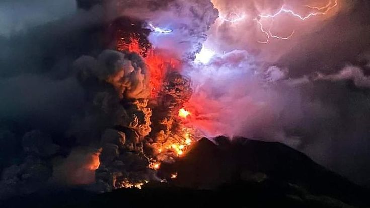 Indonesia, erutta il vulcano Ruang: ordine di evacuazione per 11mila persone