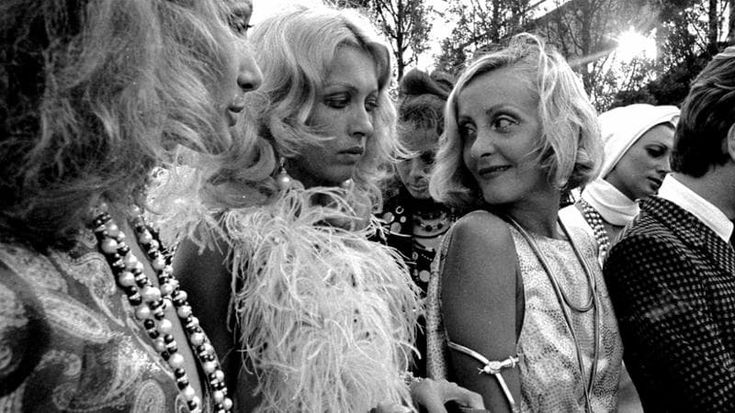 Donne, cocktail, margini negli scatti liberi firmati da Carla Cerati
