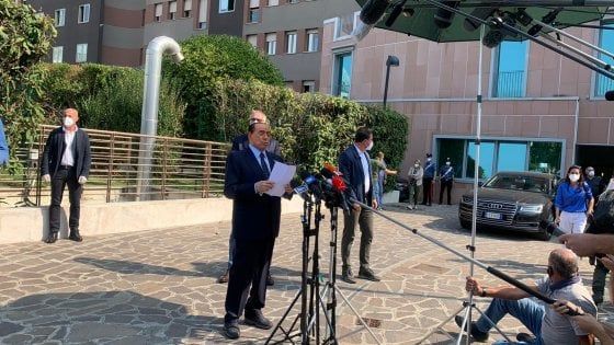 Berlusconi dimesso dall'ospedale: "La prova più pericolosa della mia vita"