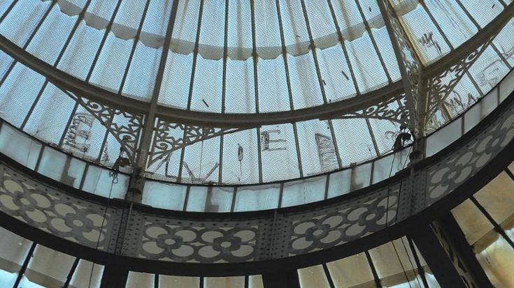 Sfregio in Galleria a Milano: vandali fanno scritte con lo spray nero sulla cupola dell’Ottagono