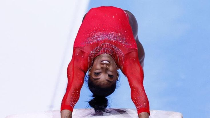 Ginnastica artistica, Simone Biles cade mentre esegue il salto impossibile: è argento al volteggio