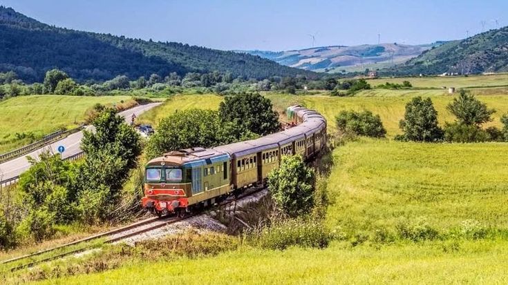 Treni storici in Campania, via alle corse con Reggia Express e Irpinia Express